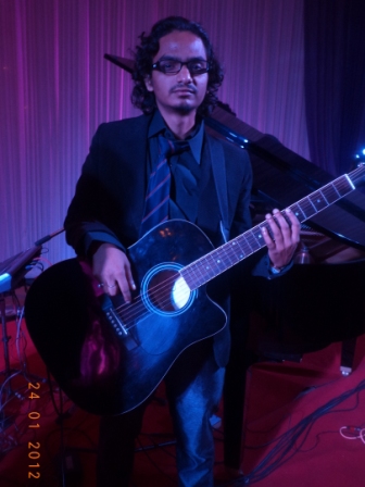 male guitar players pune